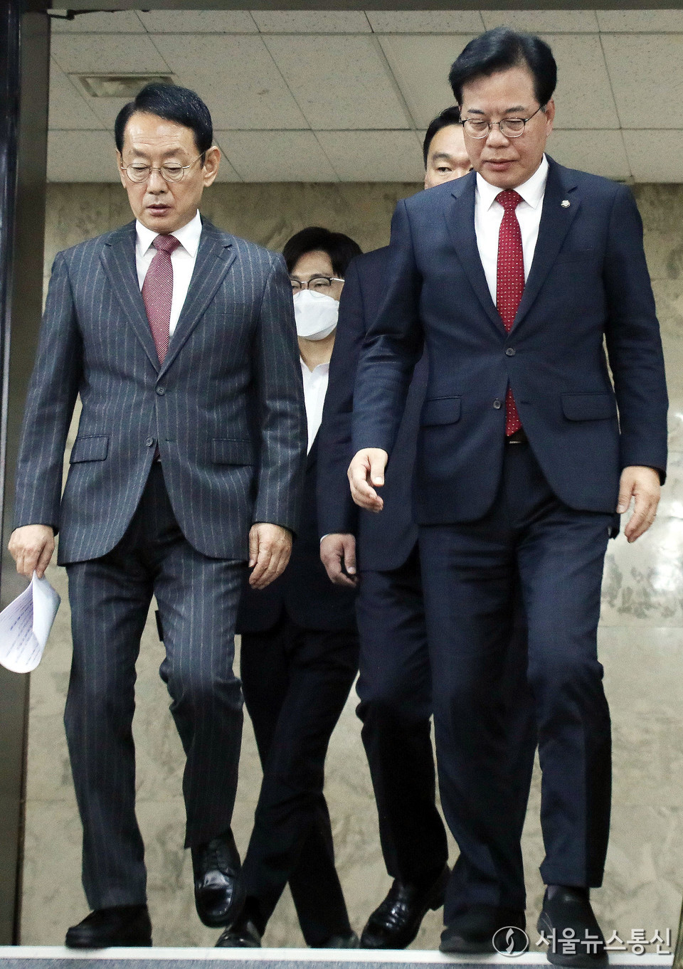 송언석 국민의힘 원내대표와 김도읍(왼쪽) 정책위의장이 7일 오전 서울 여의도 국회에서 열린 원내대책회의에 참석하고 있다. 2025.11.07, snakorea.rc@gmail.com , *재판매 및 DB 금지