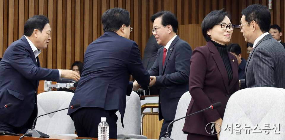 송언석 국민의힘 원내대표가 7일 서울 여의도 국회에서 열린 원내대책회의에 참석하고 있다. 2025.11.07, snakorea.rc@gmail.com , *재판매 및 DB 금지