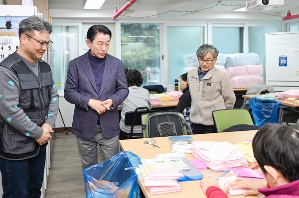 김동근 시장은 드림랜드의 다회용기 세척 및 임가공 작업장을 둘러보고 작업 환경을 확인했다. 