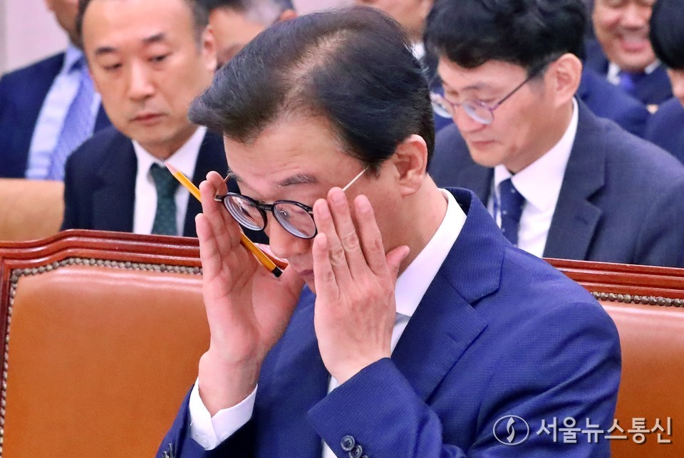 전재수 해양수산부 장관이 7일 오전 서울 여의도 국회에서 열린 농림축산식품해양수산위원회 전체회의에서 안경을 고쳐 쓰고 있다. 2025.11.07, snakorea.rc@gmail.com , *재판매 및 DB 금지