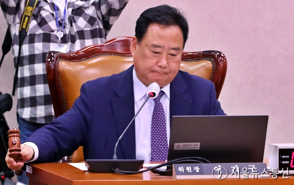 7일 오전 서울 여의도 국회에서 열린 농림축산식품해양수산위원회 전체회의에서 어기구 위원장이 의사봉을 두드리고 있다. 2025.11.07, snakorea.rc@gmail.com , *재판매 및 DB 금지