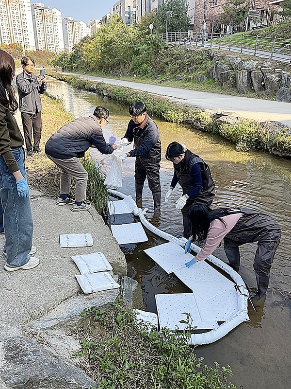 의정부시는 5일 낙양물사랑공원 앞 민락천에서 환경정책과와 권역동 자치민원과 등이 ‘2025년 하반기 수질오염사고 대비 방제훈련’을 실시했다.