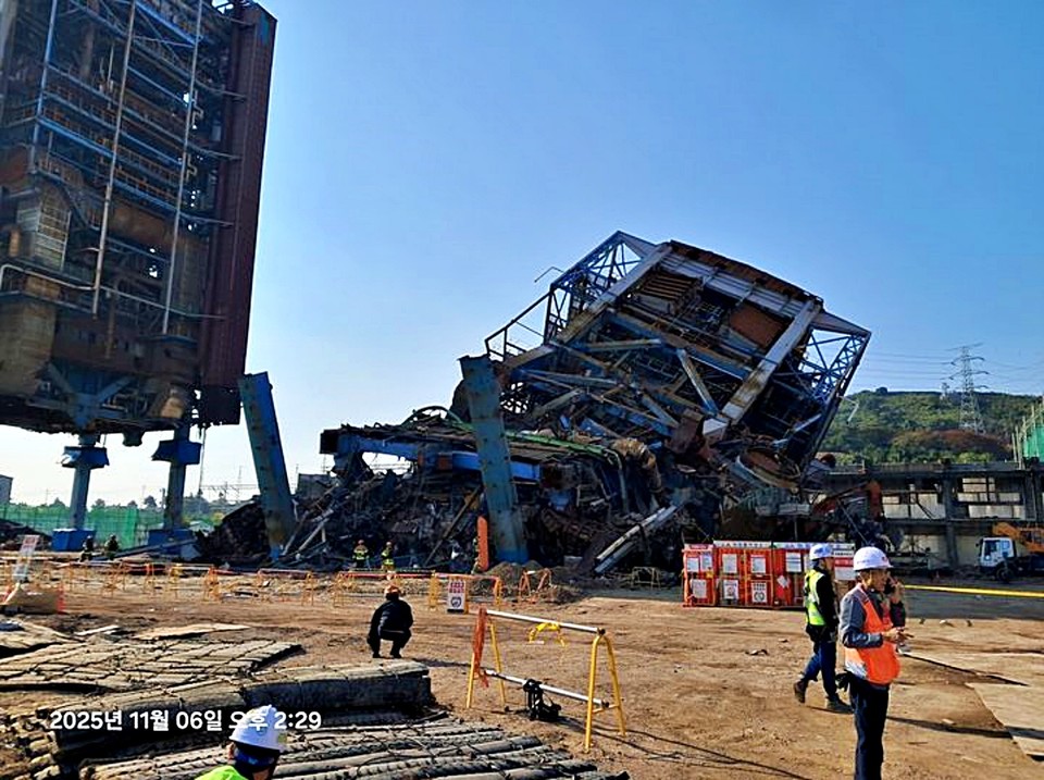 6일 오후 2시 7분께 울산 남구 용잠동 한국동서발전 울산화력발전소에서 대형 구조물이 무너져 작업자 7명이 매몰되거나 다쳤다. (2025.11.06) / 사진 = 울산소방본부 제공