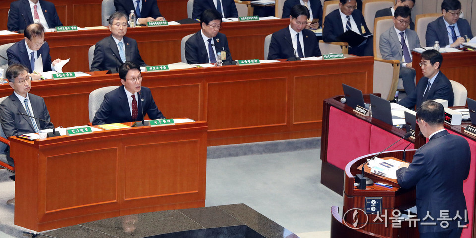 김민석 국무총리가 7일 오전 서울 여의도 국회에서 열린 예산결산특별위원회 전체회의에서 의원 질의에 답변하고 있다. 2025.11.07, snakorea.rc@gmail.com , *재판매 및 DB 금지