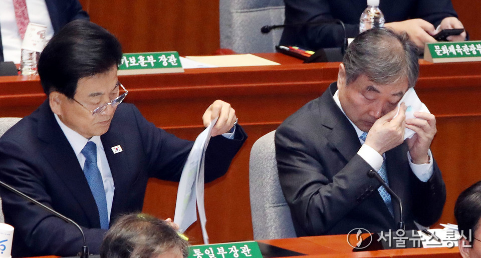 정동영 통일부 장관이 7일 오전 서울 여의도 국회에서 열린 예산결산특별위원회 전체회의에 출석해 자료를 살펴보고 있다. 2025.11.07, snakorea.rc@gmail.com , *재판매 및 DB 금지