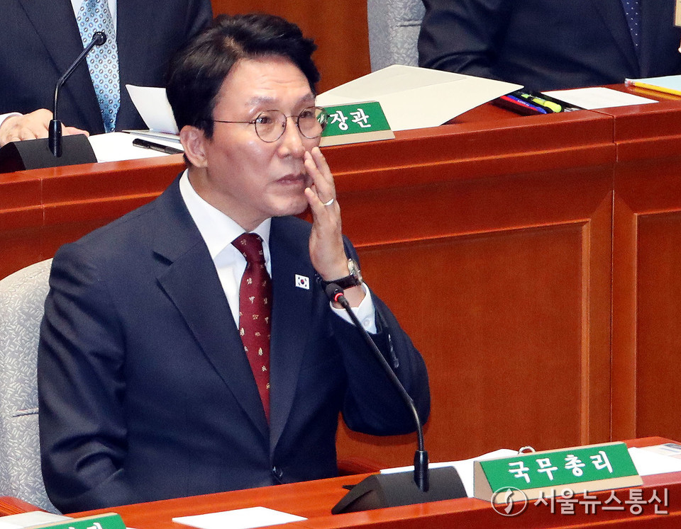 김민석 국무총리가 7일 오전 서울 여의도 국회에서 열린 예산결산특별위원회 전체회의에서 얼굴을 만지고 있다. 2025.11.07, snakorea.rc@gmail.com , *재판매 및 DB 금지