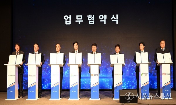 6일 서울 여의도 중소기업중앙회 KBIZ홀에서 열린 2025 밀양시 투자유치설명회에서 안병구 밀양시장(왼쪽 4번째)이 최재원 부산대학교 총장(왼쪽 3번째), 김동찬 ㈜삼양식품 대표(왼쪽 5번째) 등 7개 기업·기관과 K-푸드 수출산업 육성을 위한 푸드테크 연구지원센터 구축 및 운영에 관한 업무협약을 체결하고 기념 촬영을 하고 있다.