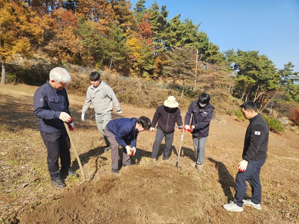 경남도는 7일 백초농원에서 경남도 산림휴양과와 거창군청 및 거창군산림조합 직원 등 20여 명이 참석한 가운데 홍도라지와 천마 수확 산촌 일손돕기와 가공품 공동구매 행사를 진행했다고 밝혔다.