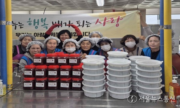 밀양시 아랑자원봉사회가 사랑의 밑반찬 나눔 행사 기념 촬영을 하고 있다.