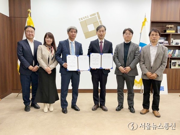 6일 국립한밭대학교는 6일 베트남 호찌민시 경제금융대학교(UEF)와 학술교류와 AI․소프트웨어 인재양성을 위한 업무협약(MOU)을 체결하고 양 대학 참석자들이 함께 기념촬영하고 있다. 왼쪽부터 UEF 김두원 한국국제교류담당 교수, Pham Thi Thuy Linh 한국어학과 교수, Nguyen Thanh Giang 총장, 국립한밭대 오용준 총장, 황경호 기획처장, 윤성재 산중교수. / 사진 = 국립한밭대 제공 2025.11.07, snakorea.rc@gmail.com , *재판매 및 DB 금지