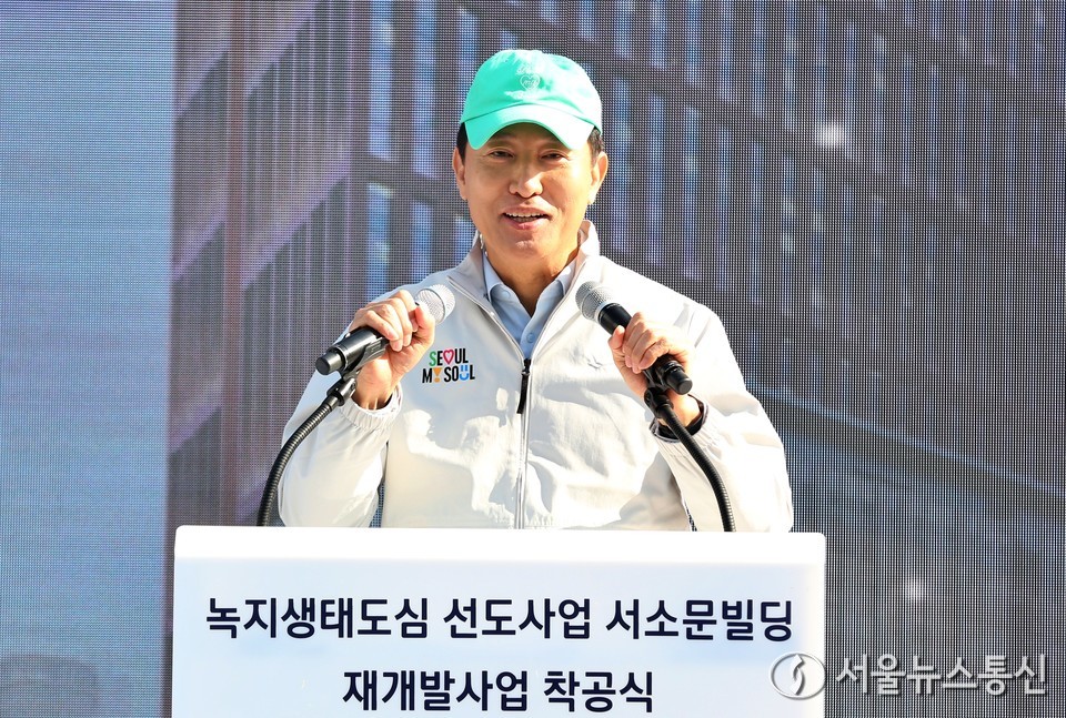 오세훈 서울시장이 5일 서울 중구 서소문로 일대에서 열린 녹지생태도심 선도사업 서소문빌딩 재개발사업 착공식에서 기념사를 하고 있다. 2025.11.05, snakorea.rc@gmail.com , *재판매 및 DB 금지