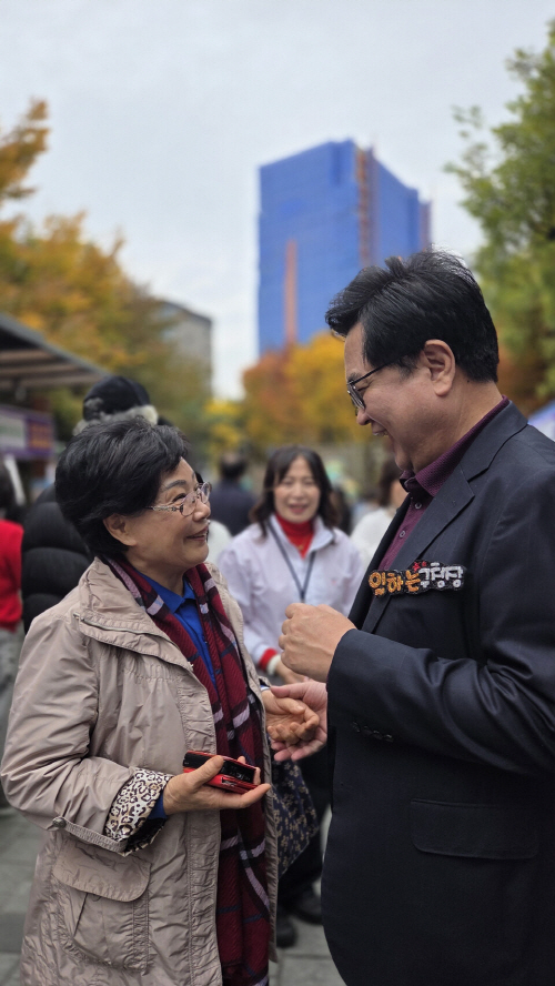 행사장을 찾은 박일하 동작구청장이 주민과 대화 나누고 있다. 2025.11.08, snakorea.rc@gmail.com , *재판매 및 DB 금지
