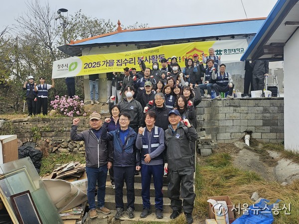 청주시 충청대학교 졸업생과 ‘사랑의 집수리’ 진행 사진(제공=청주시) *재판매 및 DB 금지
