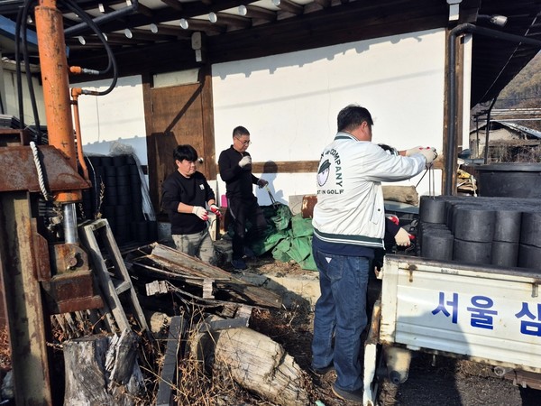 고려개발은 이달 7일 인제군 북면행정복지센터 주민복지부서와 연계해 북면 저소득가구 4가구에 연탄봉사를 펼쳤다.