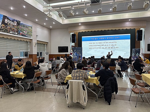 봉화군은 지난 6일 군청 대회의실에서 소속 7급~9급 공무원 100여 명을 대상으로 ‘청렴오락실’을 개최했다.