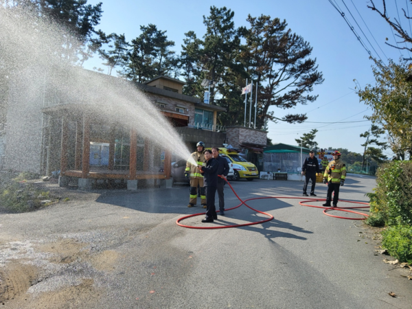 울산 중부소방서는 최근 급증하고 있는 산불화재에 대비해 오는 12일까지 관내 4개 마을(황암, 풍암, 길촌, 성동마을)을 대상으로 마을 단위 산불 대응훈련을 실시하고 있다고 밝혔다.