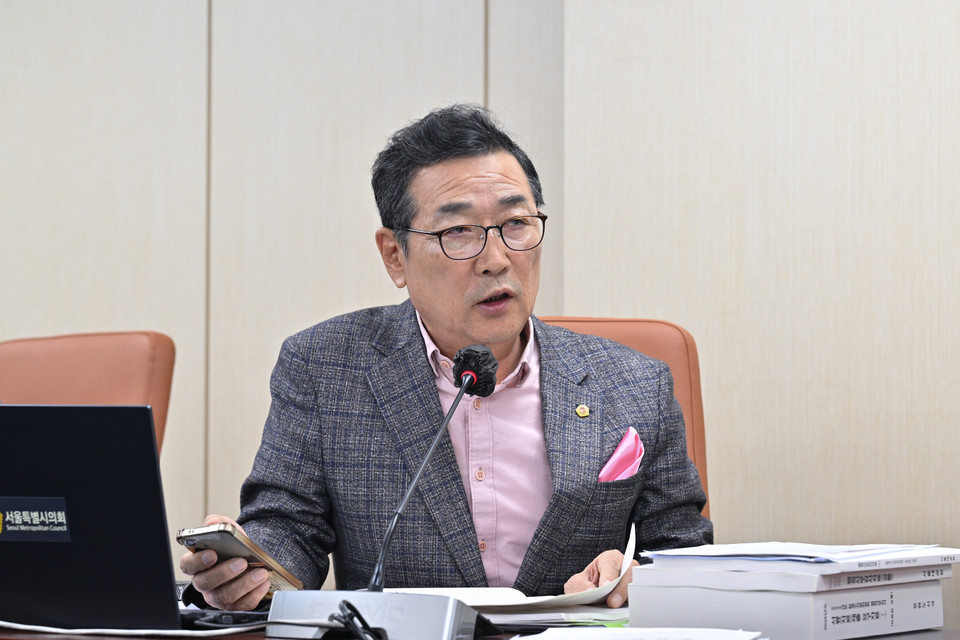 유만희 서울시의원이 6일 열린 서울시의회 제333회 정례회 환경수자원위원회 정원도시국 행정사무감사에서 질의하고 있다. (사진=서울시의회 제공) 2025.11.10, snakorea.rc@gmail.com , *재판매 및 DB 금지