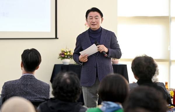 김동근 시장이 7일 ‘성인문해교육 시화전 한마당’ 행사에서 특별강연을 하고 있다.