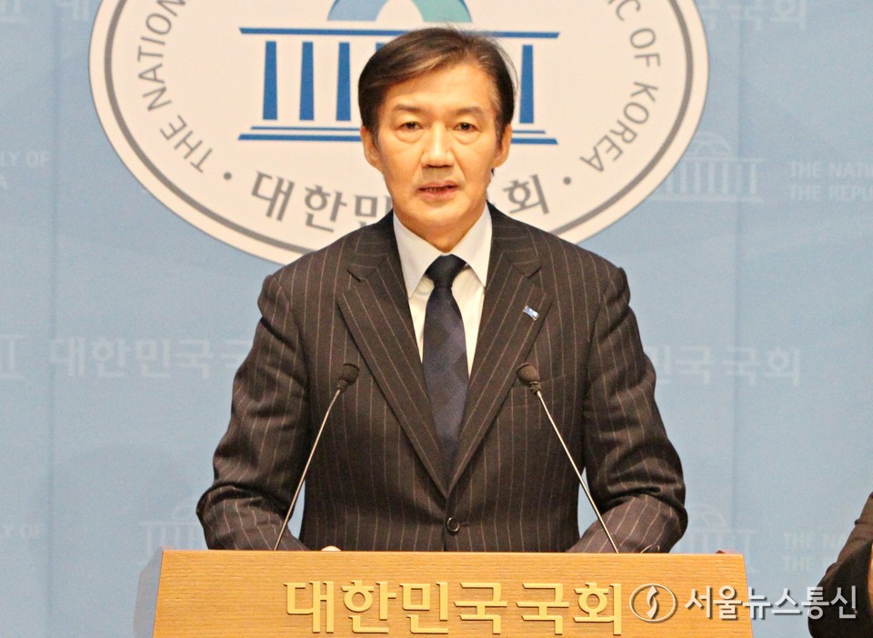 조국 전 조국혁신당 비상대책위원장이 10일 서울 여의도 국회 소통관에서 당대표 출마 선언을 하고 있다. 2025.11.10, snakorea.rc@gmail.com , *재판매 및 DB 금지