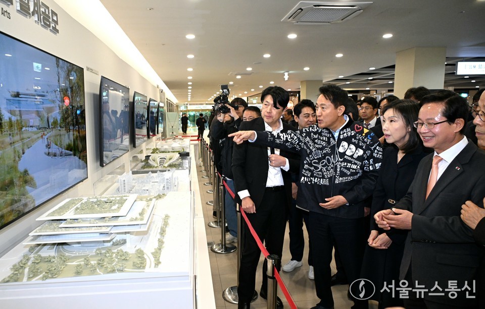 오세훈 서울시장이 10일 서울 종로구 세종문화회관에서 열린 '제2세종문화회관 건립 설계공모 시상식'에서 설계안 당선작 '디자인캠프문박디엠피' 모형을 살펴보고 있다. (사진=서울시 제공) 2025.11.10, snakorea.rc@gmail.com , *재판매 및 DB 금지