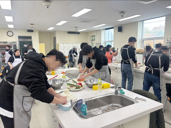 의정부시가 운영하는 의정부시 어린이·사회복지급식관리지원센터는 6일 시청 도시농업과 슬로우푸드 교육장에서 ‘아빠 요리교실’을 성황리에 마무리했다고 밝혔다.