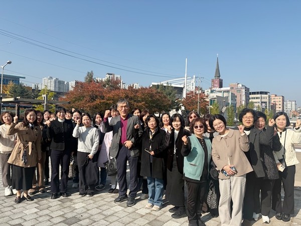 의정부시는 7일 아동복지교사의 노고를 격려하고 업무 추진 시 애로사항을 청취하며, 중‧고등학생을 위한 프로그램을 기획할 수 있도록 독려하기 위해 간담회를 실시했다.