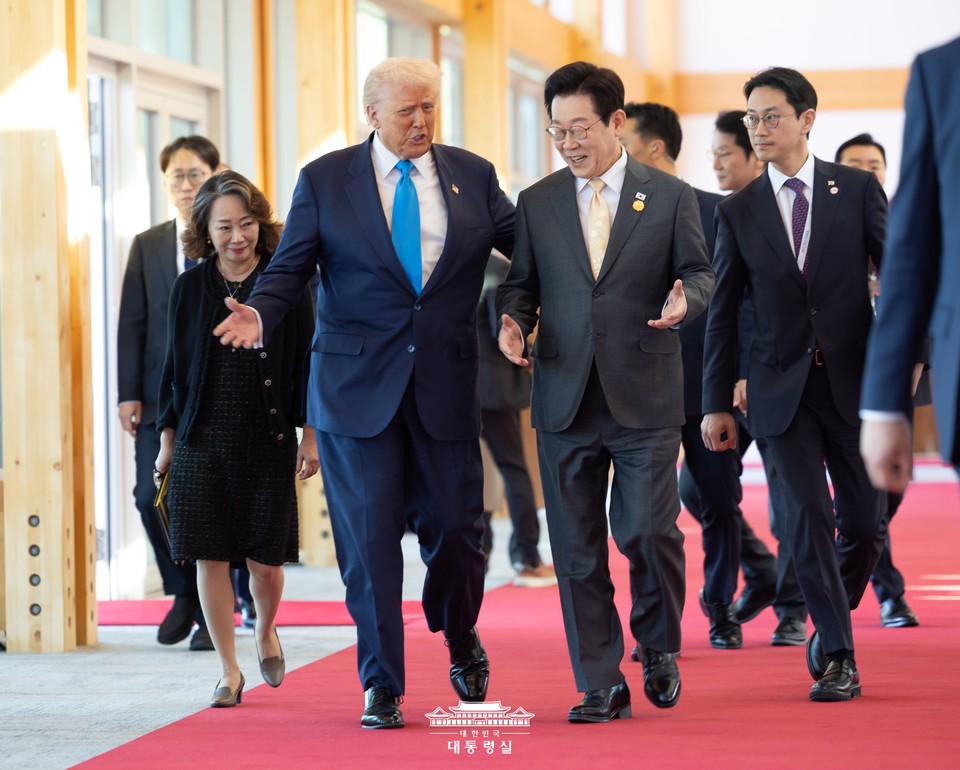 29일 경북 경주박물관에서 이재명 대통령이 도널드 트럼프 미국 대통령과 만나 정상회담을 위해 이동하면서 대화를 나누고 하고 있다. (2025.10.29) / 사진 = 대통령실 제공