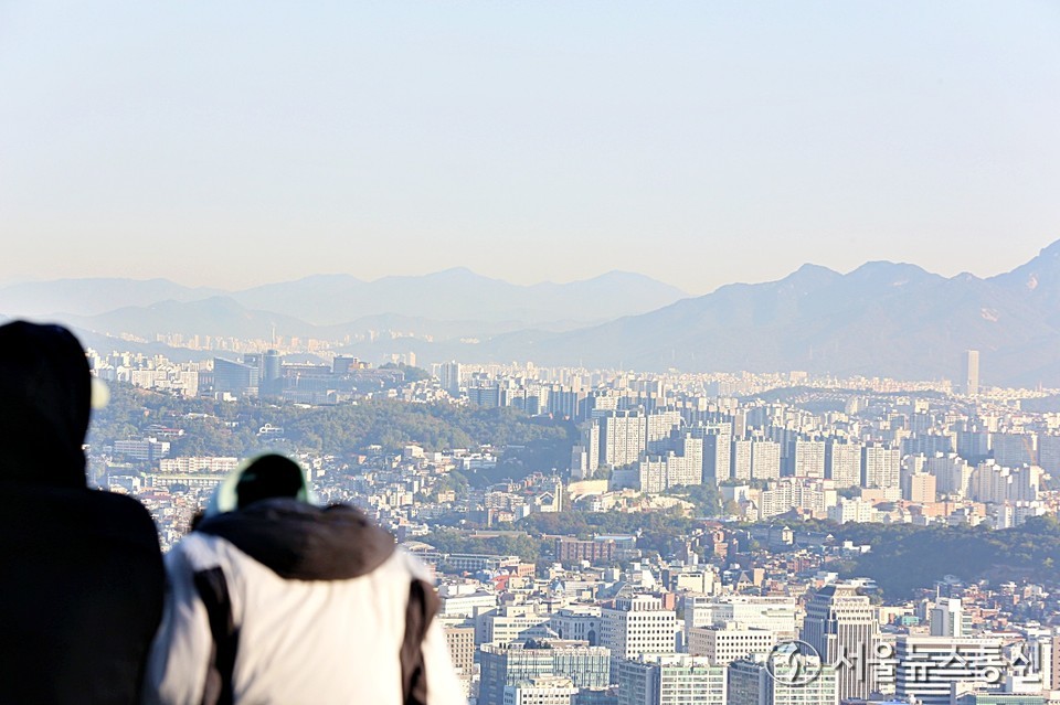 28일 오전 서울 중구 남산에서 바라본 서울 아파트 모습 (2025.10.28) / 사진 = 서울뉴스통신 이성현 기자
