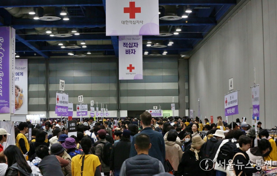 서울 강남구 코엑스에서 10일 열린 ‘2025 적십자 바자’ 행사장이 봉사자와 방문객으로 붐비고 있다. 2025.11.10, snakorea.rc@gmail.com , *재판매 및 DB 금지