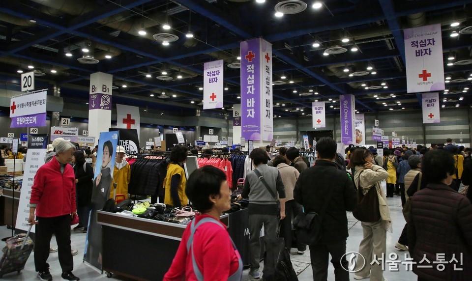10일 서울 강남구 코엑스에서 열린 ‘2025 적십자 바자’ 행사에서 방문객들이 판매 부스를 둘러보고 있다. 2025.11.10, snakorea.rc@gmail.com , *재판매 및 DB 금지