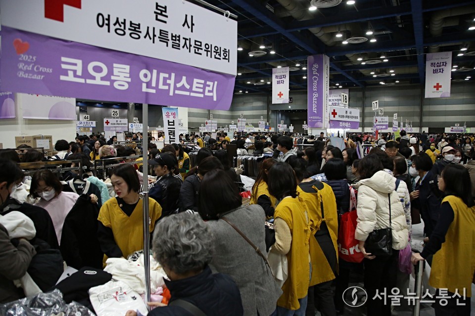 서울 강남구 코엑스에서 10일 열린 ‘2025 적십자 바자’ 행사장이 봉사자와 방문객으로 붐비고 있다. 2025.11.10, snakorea.rc@gmail.com , *재판매 및 DB 금지