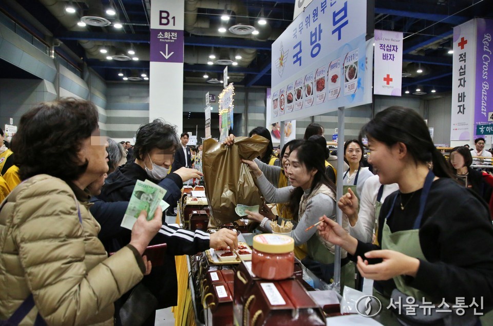 10일 서울 강남구 코엑스에서 열린 ‘2025 적십자 바자’ 행사에서  방문객이 물건을 사고 있다. 2025.11.10, snakorea.rc@gmail.com , *재판매 및 DB 금지