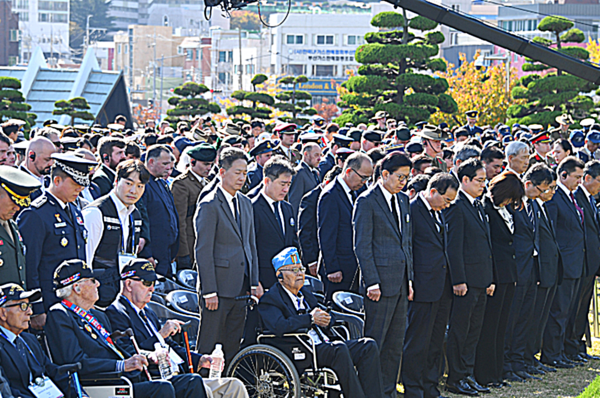 부산시는 11일 오전 10시 50분 유엔기념공원에서 부산 유엔기념공원을 향한 전 세계의 동시 묵념과 추모 행사인 ‘턴 투워드 부산, 제19회 유엔참전용사 국제추모의 날 기념식'이 거행된다고 밝혔다.