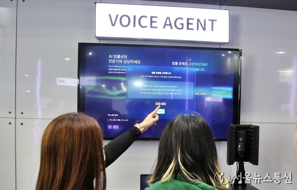 10일 오전 서울 강남구 코엑스에서 열린 'AI 서밋 서울 앤 엑스포 2025(AI SUMMIT SEOUL & EXPO 2025)'에서 관람객들이 참가 부스를 둘러보고 있다. 2025.11.10, snakorea.rc@gmail.com , *재판매 및 DB 금지