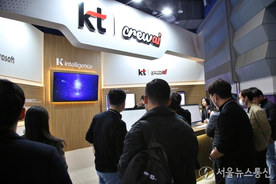 10일 오전 서울 강남구 코엑스에서 열린 'AI 서밋 서울 앤 엑스포 2025(AI SUMMIT SEOUL & EXPO 2025)'에서 관람객들이 참가 부스를 둘러보고 있다. 2025.11.10, snakorea.rc@gmail.com , *재판매 및 DB 금지