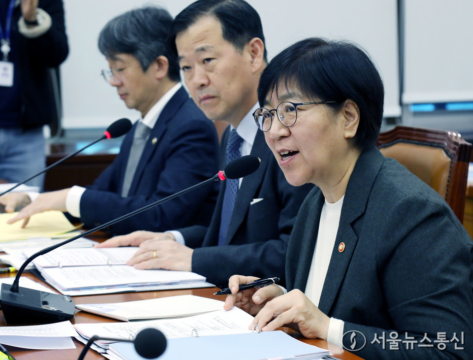 정은경 보건복지부 장관이 10일 서울 여의도 국회에서 열린 보건복지위원회 전체회의에서 의원 질의에 답하고 있다. 2025.11.10, snakorea.rc@gmail.com , *재판매 및 DB 금지