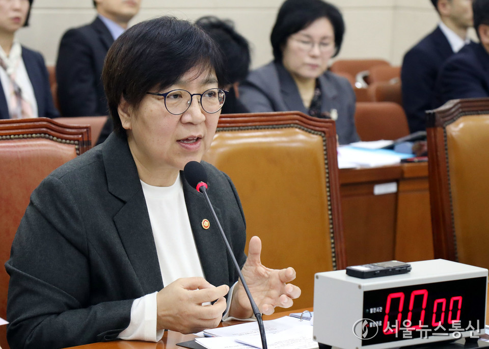 정은경 보건복지부 장관이 10일 서울 여의도 국회에서 열린 보건복지위원회 전체회의에서 의원 질의에 답하고 있다. 2025.11.10, snakorea.rc@gmail.com , *재판매 및 DB 금지