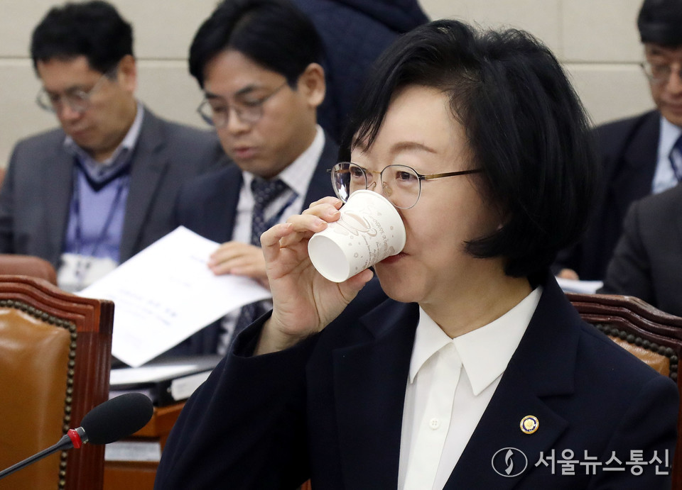 오유경 식품의약품안전처장이 10일 서울 여의도 국회에서 열린 보건복지위원회 전체회의에서 물을 마시고 있다. 2025.11.10, snakorea.rc@gmail.com , *재판매 및 DB 금지