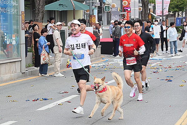 2022년 8개소였던 동물보호센터는 2024년 15개소, 2025년에는 17개소로 9개소가 증가했으며, 유기동물 구조와 보호 등을 위해 사료비와 인건비 예산을 22년도 6억 원에서 25년도 11억 원으로 확대했다.