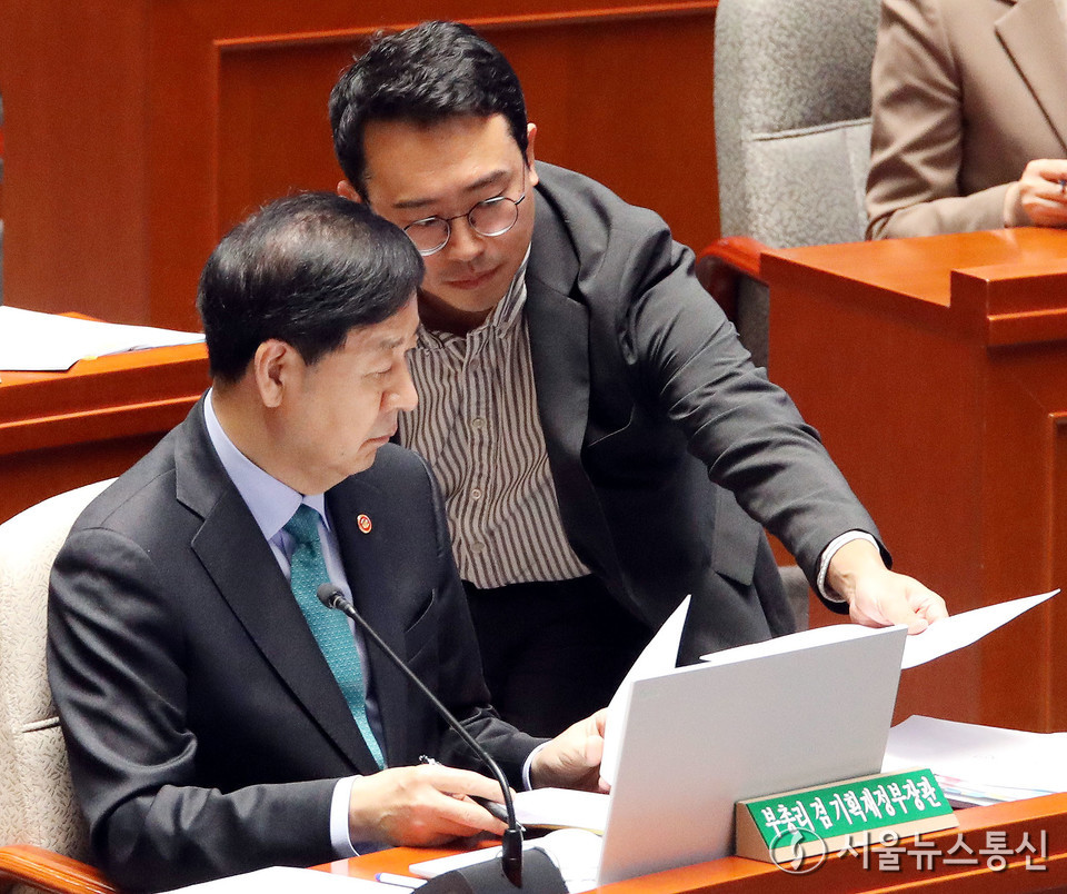 구윤철 경제부총리 겸 기획재정부 장관이 10일 서울 여의도 국회에서 열린 제429회국회(정기회) 예산결산특별위원회 제5차 전체회의에서 자료를 살펴보고 있다. 2025.11.10, snakorea.rc@gmail.com , *재판매 및 DB 금지