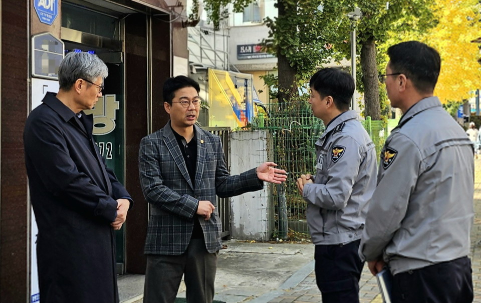 장태용 서울시의회 행정자치위원장이 천호동 재개발 조합 사무실 흉기난동 사건 현장을 방문하고 있다. (사진=서울시의회 제공) 2025.11.10, snakorea.rc@gmail.com , *재판매 및 DB 금지