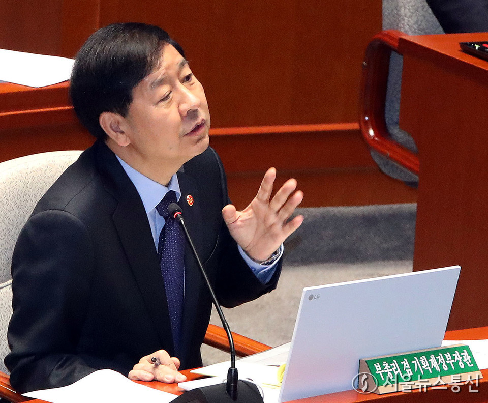 구윤철 경제부총리 겸 기획재정부 장관이 7일 오전 서울 여의도 국회에서 열린 예산결산특별위원회 전체회의에서 의원 질의에 답하고 있다. 2025.11.07, snakorea.rc@gmail.com , *재판매 및 DB 금지