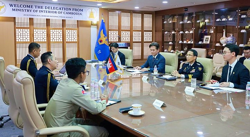 유재성 경찰청장 직무대행과 찌어 뻐우 캄보디아 경찰청 차장이 20일 서울 서대문구 경찰청에서 한국인을 대상으로 한 스캠(온라인 사기) 범죄 대응과 코리안데스크(한인 사건 전담 경찰관) 설치 방안 등을 논의하기 앞서 기념촬영 하고 있다. (2025.10.20) / 사진 = 경찰청 제공
