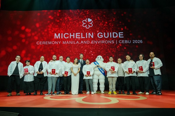 크리스티나 프라스코 필리핀 관광부 장관(왼쪽에서 일곱 번째), 그웬달 뿔레넥 미쉐린 가이드 인터내셔널 디렉터(왼쪽에서 여덟 번째) 및 필리핀 최초 미쉐린 스타 레스토랑 셰프들 2025.11.10, snakorea.rc@gmail.com , *재판매 및 DB 금지