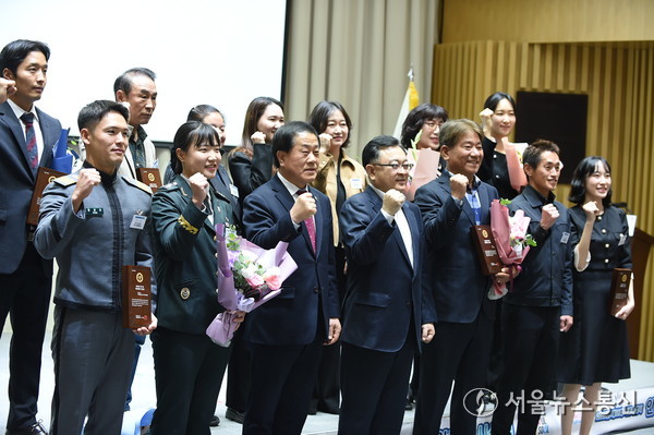 지난 11월 7일 서울시청 대회의실에서 개최된 ‘2025년 제11회 서울특별시 안전상 시상식’에 참석한 김용호 서울시의원(앞줄 왼쪽 세 번째)이 수상자들과 단체 기념촬영을 하고 있다.2025.11.10, snakorea.rc@gmail.com , *재판매 및 DB 금지