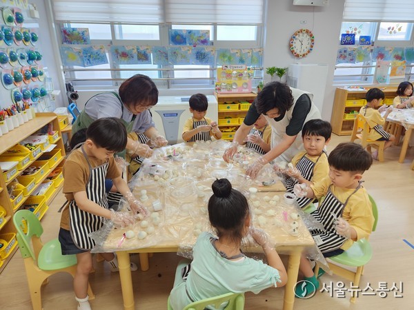 과일 타르트 요리 활동./ (사진= 제천교육지원청 제공)