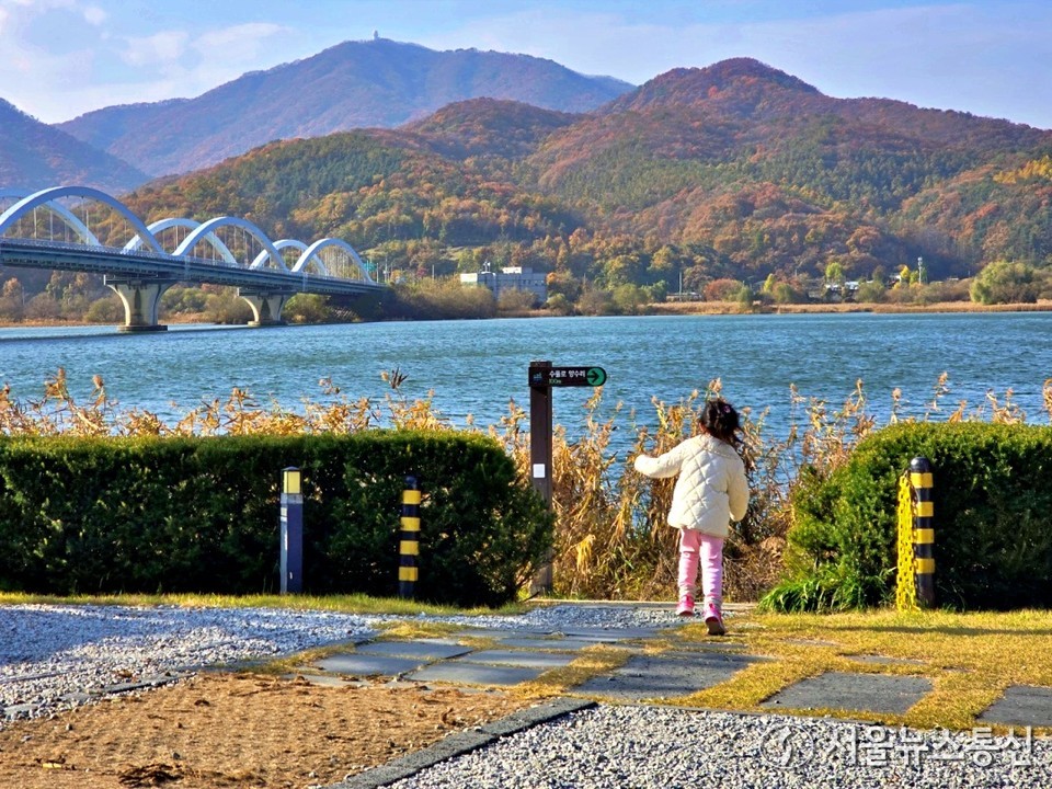 오늘(11일)은 전국이 대체로 맑은 가운데 아침 최저기온이 -1도까지 내려가면서 쌀쌀하겠다. (양평 카페리노_2025.11.09) / 사진 = 서울뉴스통신 이성현 기자