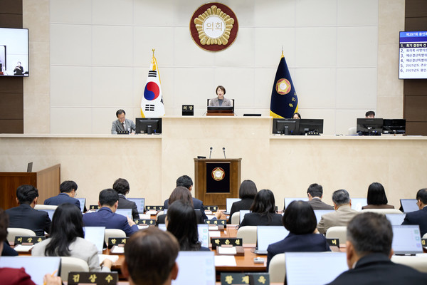용인특례시의회가 10일 본회의장에서 제297회 제2차 정례회 개회식과 제1차 본회의를 열고 본격적인 의정 활동에 돌입했다. 사진은 유진선 의장이 개회사를 하고 있는 모습. 사진/용인특례시의회