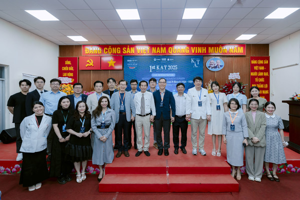 베트남 르반틴(Le Van Thinh) 국립병원 내에서 분당서울대병원 김백규 교수, 리본의원 김병선 원장, 더올림의원 김소은 원장 등 10명의 한국 의료진이 14시간에 걸친 피부미용·성형 라이브 수술 및 시술 트레이닝을 선보이며 국산의료기기의 차별화된 해외 교육훈련 모델을 제시한 뒤 기념촬영을 하고 있다. 사진/성남시