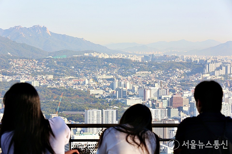 28일 오전 서울 중구 남산에서 바라본 서울 아파트 모습 (2025.10.28) / 사진 = 서울뉴스통신 이성현 기자